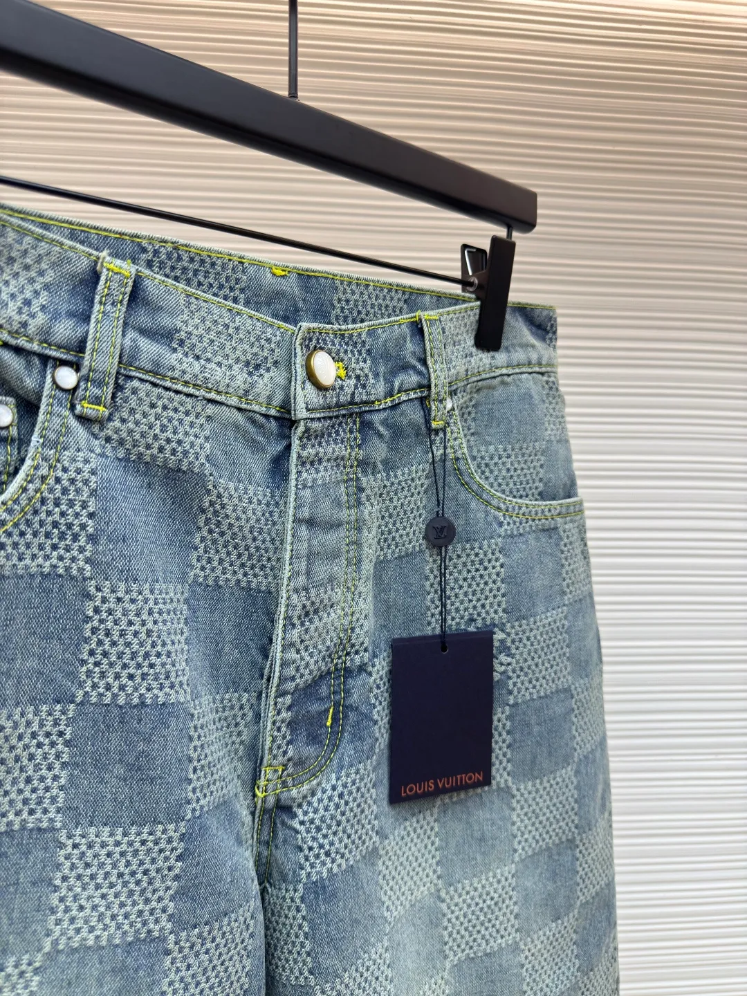 LOUIS VUITTON checkerboard denim shorts ●Authentic product: Purchased and developed at 12200 ●Item number: 1680087-B00 ●Fabric: Jacquard denim fabric ●Technology: 3D jacquard technology ●Version: Fitted version ●Size: 32-34-36-38 ●Weight: about 545 grams ●Description: Using a loom to weave a three-dimensional pattern on the fabric, the sand-washed whitening distressed denim fabric presents a whitening and distressed effect. The overall wiring is straight and delicate, the fabric is comfortable and soft, and the color is consistent without color difference. It can be matched with the same style to create a fashionable look and control various occasions. Customized accessories, complete with three standards, same style for men and women!